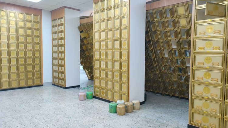 納骨塔內部分櫃位傾倒，造成部分骨灰罈甕掉落破損。資料畫面