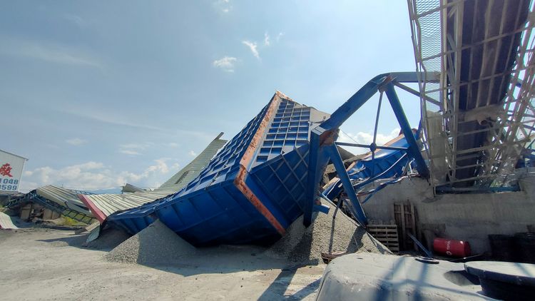 水泥預拌廠廠設備被震毀。讀者提供