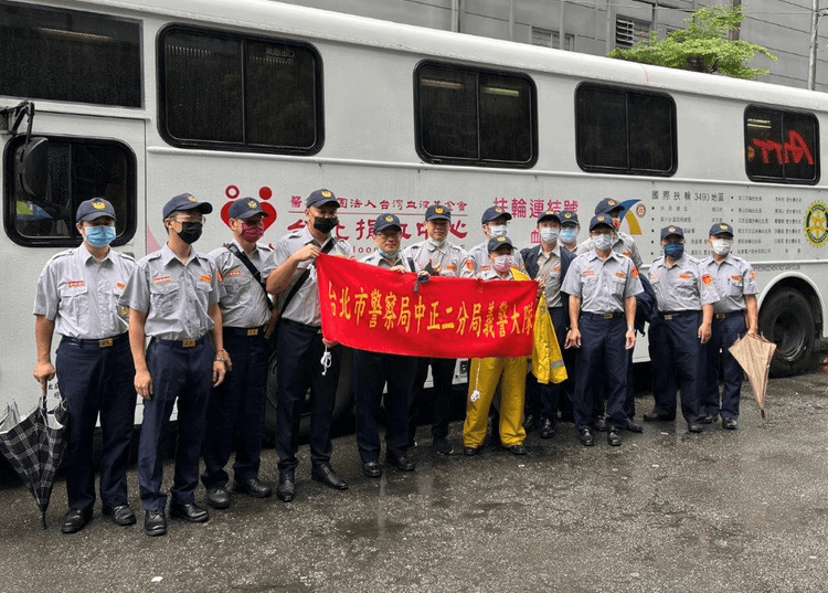 中正第二區義警大隊為行關懷社會之心，鼓勵大家捲起袖子、捐出熱血。翻攝畫面