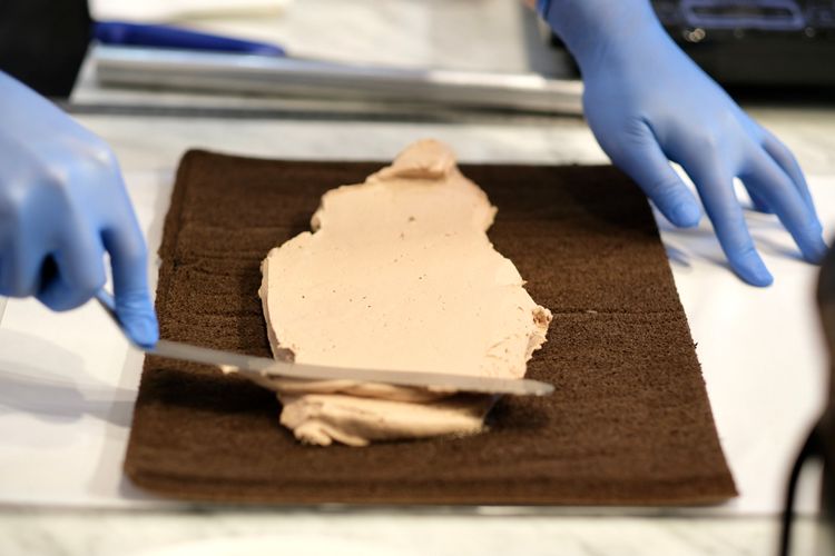 「Weiss生巧克力生乳捲」將Weiss72%黑巧克力融入清爽的北海道奶霜。陳志淵攝