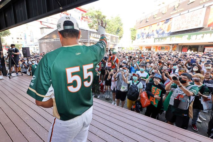 潘武雄引退與球迷告別。統一獅提供