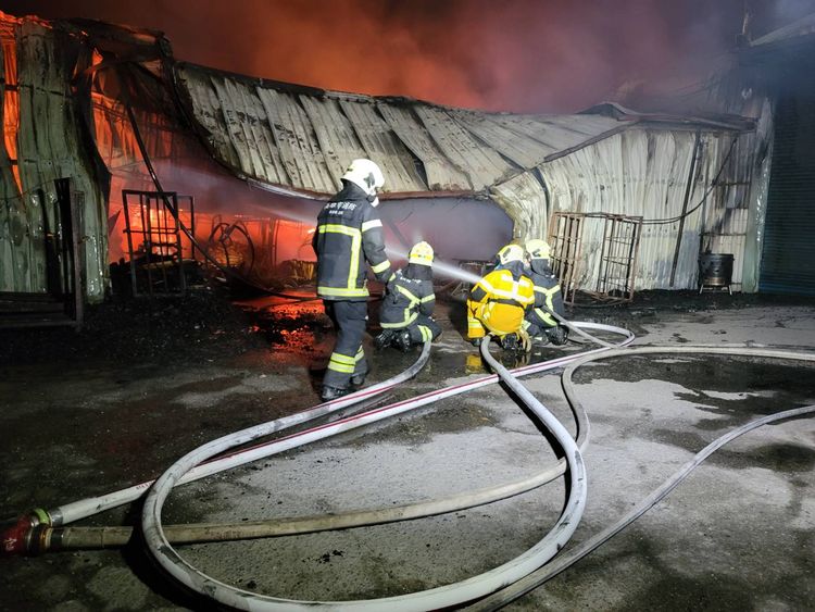 消防人員奮力搶救，耗費3小時撲滅火勢。讀者提供