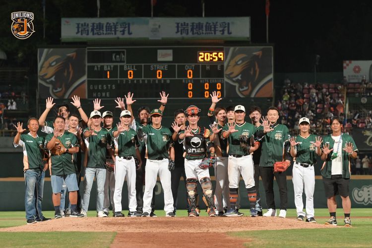潘武雄引退與老隊友合影。統一獅提供