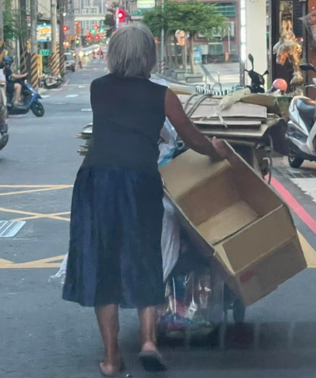 拾荒嬤轉身向駕駛鞠躬的動作，讓人深省。翻攝自狄志為臉書