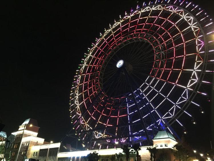 中秋節到麗寶樂園搭乘天空之夢摩天輪賞月超浪漫。曾雪蒨攝