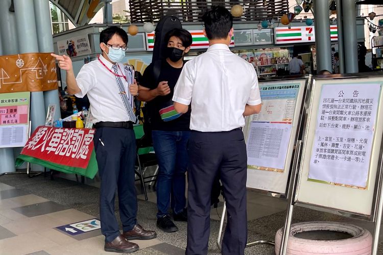 台鐵人員向欲前往花蓮的乘客說明類火車搭乘資訊。古和純攝