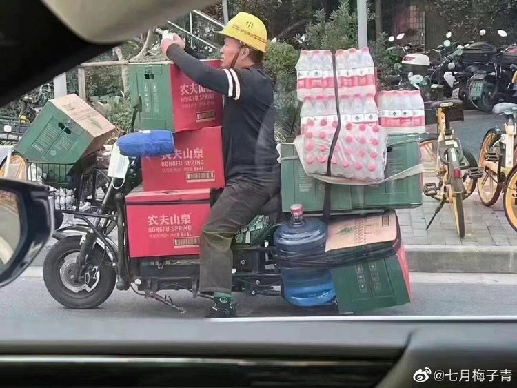 據稱有不少民眾大批訂購瓶裝水，上海人抱怨訂貨量少就不肯送貨。