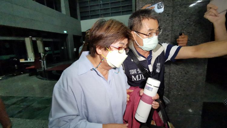 羅東鎮長吳秋齡在調查站訊後被帶往宜蘭地檢署複訊。林泊志攝