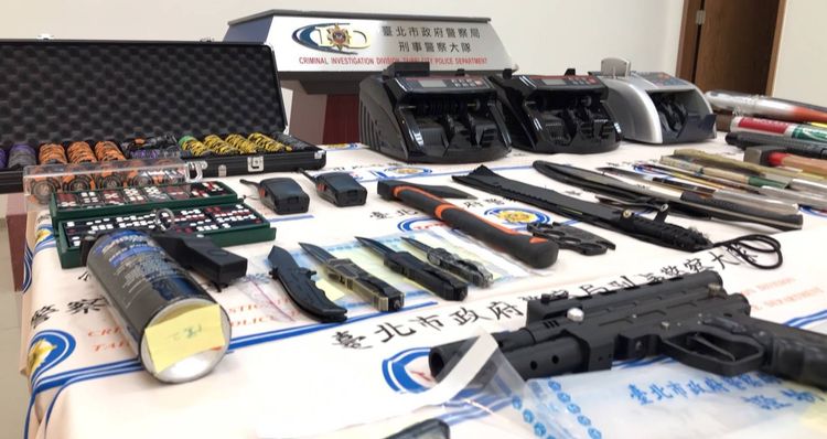 警方查扣鎮暴槍、西瓜刀、愛彼錶等贓證物。翻攝畫面