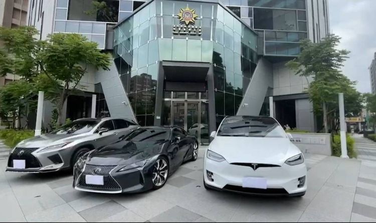 王男用不法所得購買3台名車。翻攝畫面