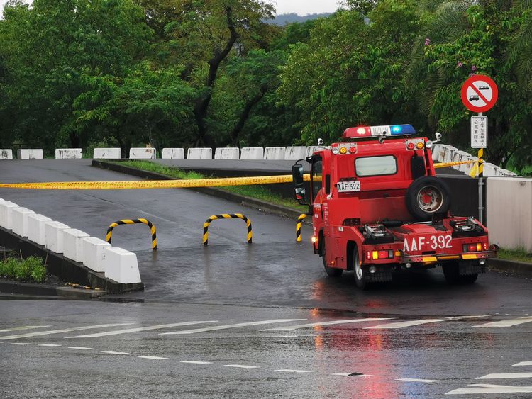 警方拉起封鎖線，拖吊車待命。林泊志攝