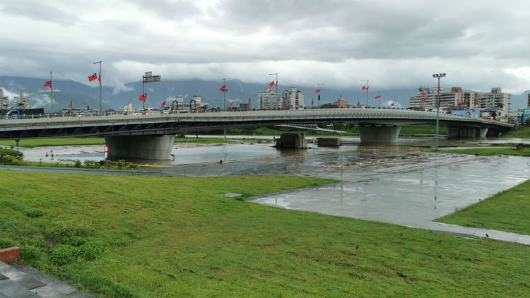宜蘭河濱公園因宜蘭河暴漲，河水淹沒停車場，警方拉起封鎖線。林泊志攝