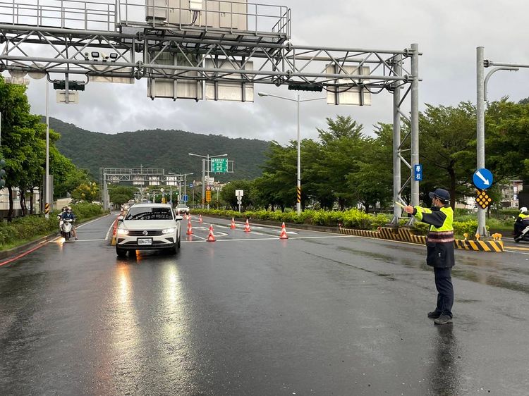 警方維持交通秩序。讀者提供