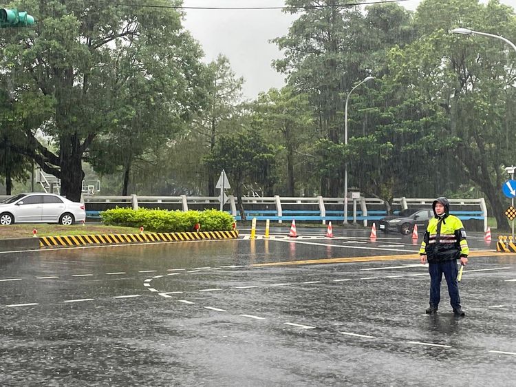 警方於重要路口疏導交通。翻攝畫面