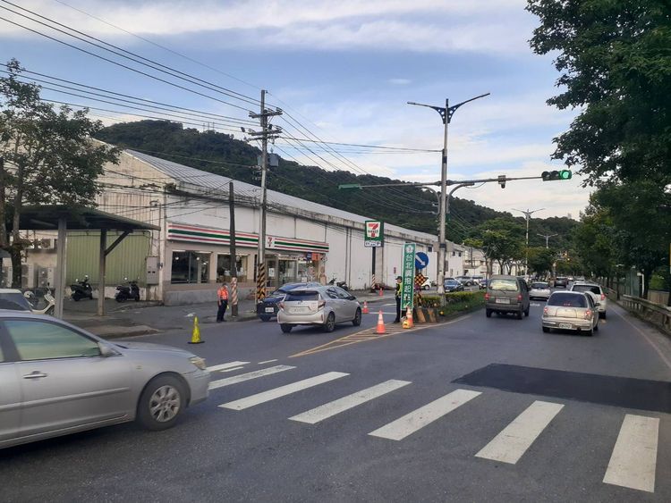 警方提醒用路人行駛調撥車道務必開啟大燈。警方提供