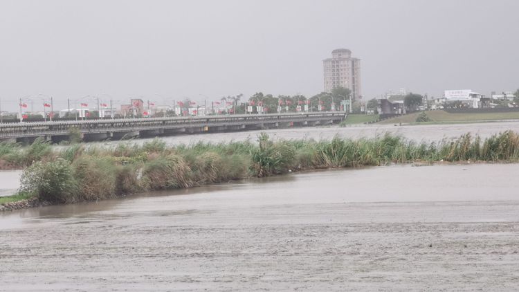 蘭陽溪水暴漲，圖為蘭陽大橋。林泊志攝