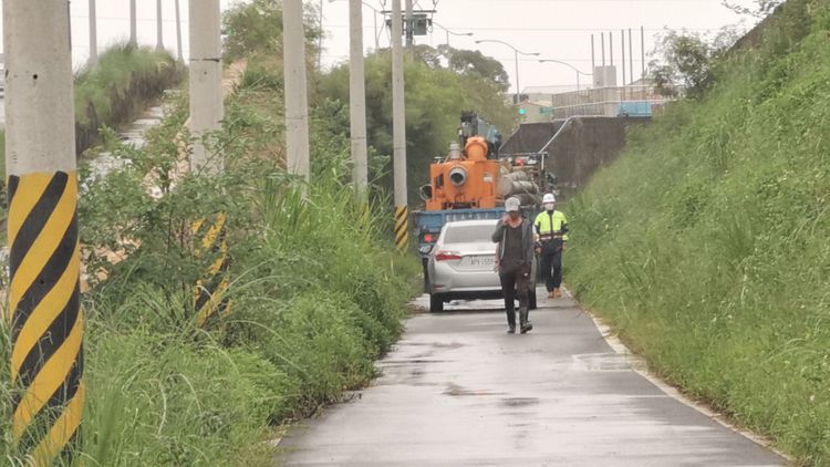 員山浮洲橋旁引道淹水現場已經緊急封閉並調派抽水機進駐。林泊志攝