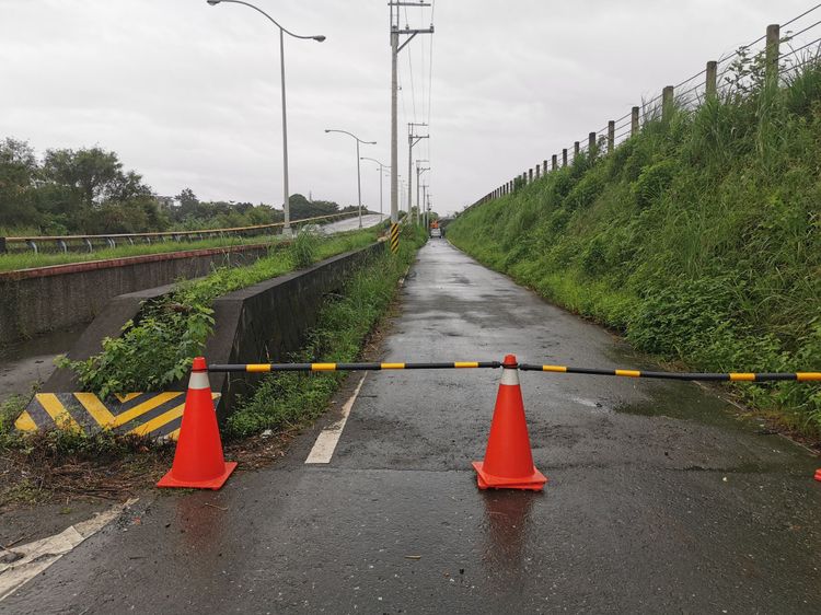 員山浮洲橋旁引道淹水現場已經緊急封閉並調派抽水機進駐。林泊志攝