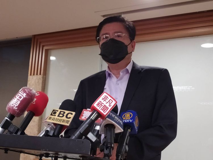 中華民國全國商業總會理事長許舒博今表示基本工資在疫情期間一再調高，對服務業根本是傷口上撒鹽。許麗珍攝