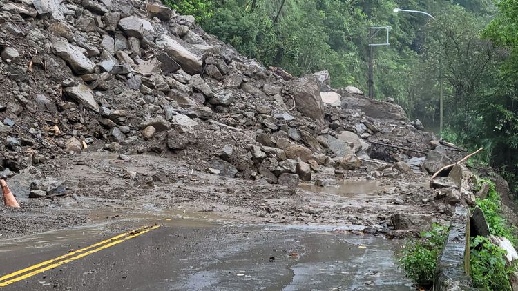 南庄鄉苗21線3.5k坍方災害擴大，可能要等待下午用力稍小，才能進場搶通。民眾提供