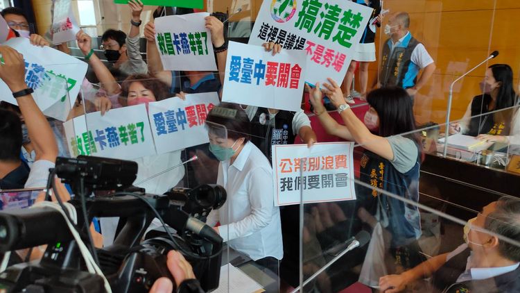 盧秀燕在藍綠議員包圍下說明狼師案處理過程，但完全聽不清內容。鮮明攝