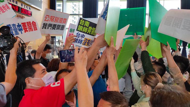 台中市議會藍綠議會為了狼師案吵成一團。鮮明攝