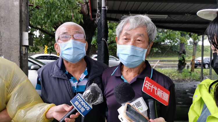 農民葉慶文及江金龍說明受災情形。林泊志攝
