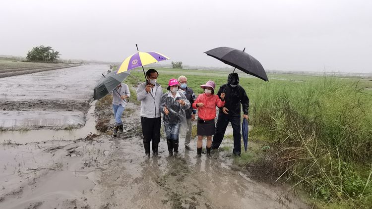 宜蘭縣長林姿妙在壯圍鄉長沈清山等人陪同下前往蘭陽溪高灘地視察，了解災損情形。林泊志攝