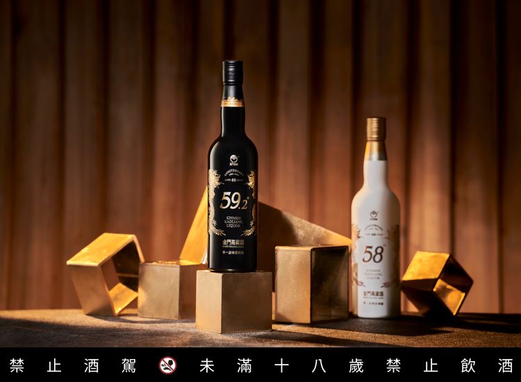 去年58白金龍源酒(右)造成搶購熱潮，今年黑松再聯手金門酒廠打造59.2度的白金龍首席原酒(左)。業者提供
