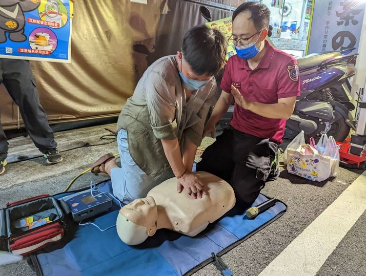 台南保西消防分隊派員挺進夜市教CPR。消防局提供