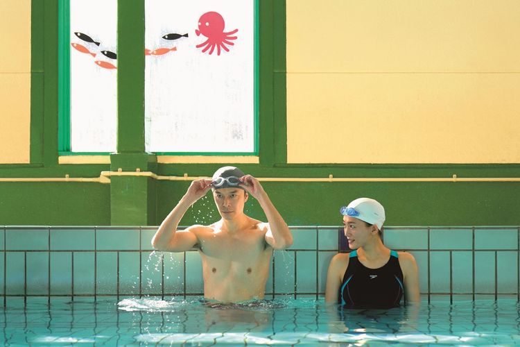 綾瀨遙（右）與長谷川博己在《救救旱鴨子》上演溫暖師徒情。采昌國際多媒體　提供