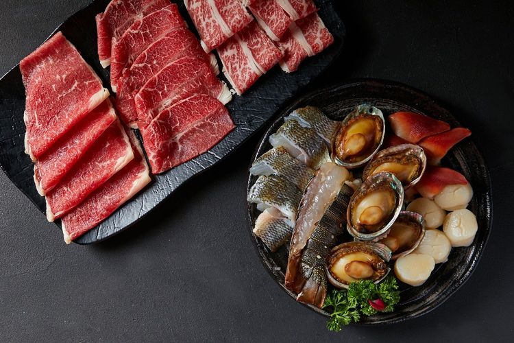 撈王推出中秋內用限定套餐優惠活動，其中海陸組合拼盤含多項彭派海鮮及嚴選日本A5和牛三珍。業者提供