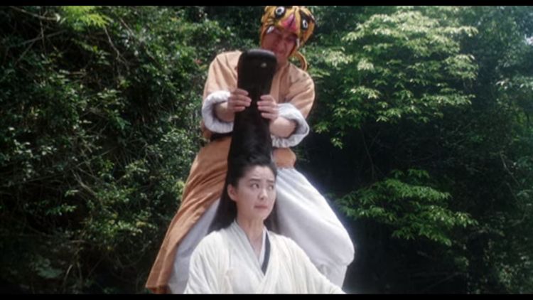 林青霞（前）所扮演的神龍教主，憑著1頭直聳天際的棒狀髮型，塑造出深入人心的經典形象。翻攝Netflix