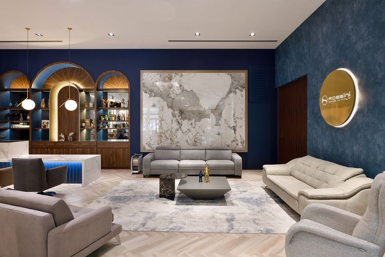 旗艦展示中心在牆面、隔間大量融入品牌專屬導角拱門概念。業者提供