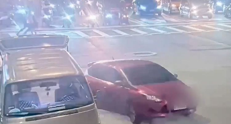 5人逞兇後共乘1車逃逸。翻攝畫面