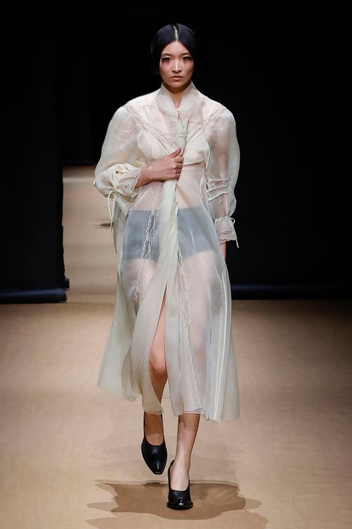 玩味透膚材質的外套，像是拆解了衣服毛胚的內襯，大剌剌展示著富含感性哲理的性感。品牌提供