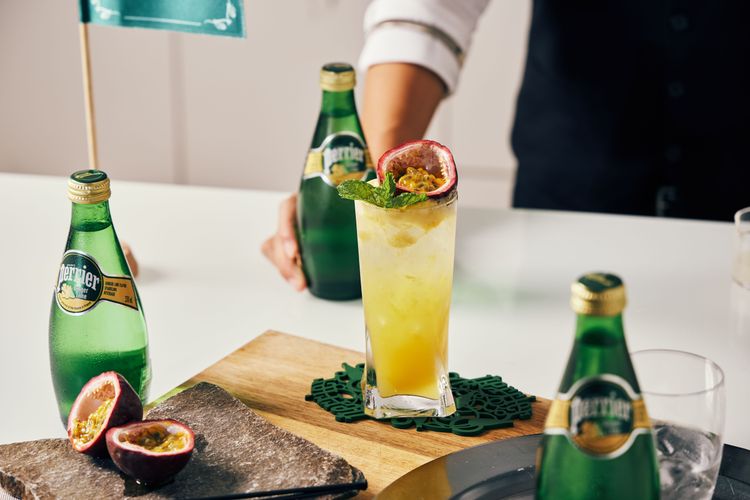 大人系無酒精氣泡飲「萊姆薑薑好」，以沛綠雅生薑萊姆風味氣泡水，加上百香果汁、芭樂汁，香氣四溢。業者提供