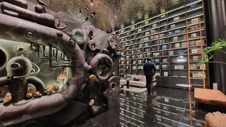 1樓迎賓大廳的藝術作品《關於旅行的夢》，本身是個巨型行李箱，裏頭是旅人行李間。凃建豐攝