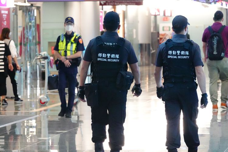 機場特勤警衛隊2人一組巡視，加強機場維安。施昂強攝