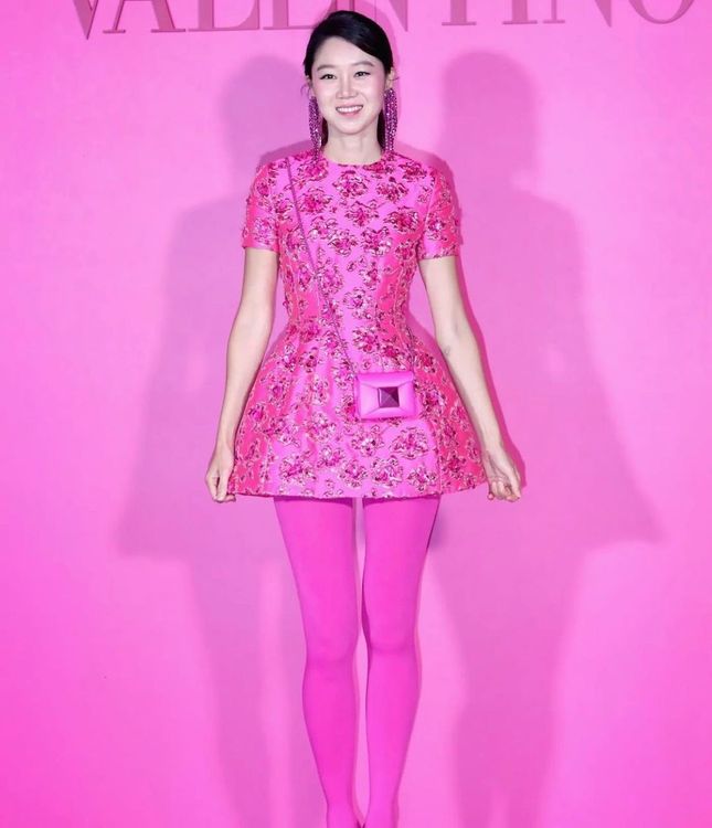 深得Kelly喜愛的孔曉振，似乎也逃不過堪稱「美腿檢驗器」的桃粉色絲襪。翻攝rovvxhyo IG