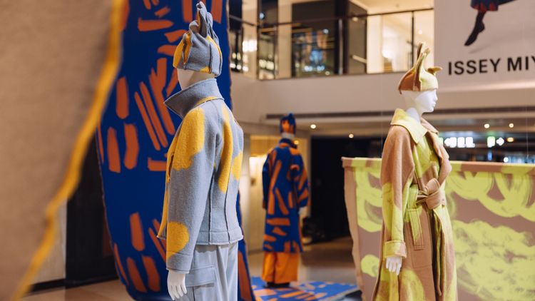 毛織面料上鮮明的色彩取自蔬果榨汁後的色彩，各種印花圖案也分別代表著植物的不同細節。品牌提供