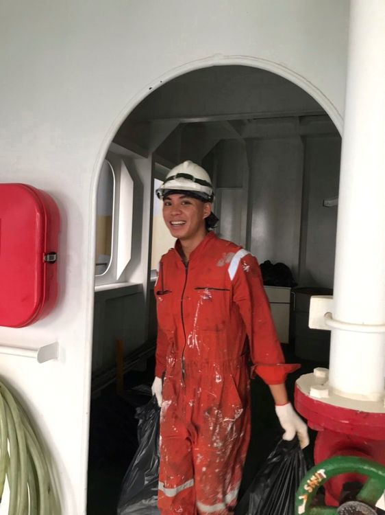 黃奕凱處理生活垃圾卸岸工作情形。航港局提供