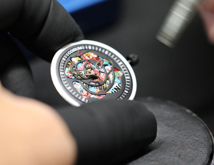 面盤上的玫瑰圖騰，由兩層不同結構疊加而成。品牌提供