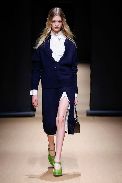 開衩的裙裝和針織衫，均在細節處留下了像是未經處理一般的毛邊。品牌提供