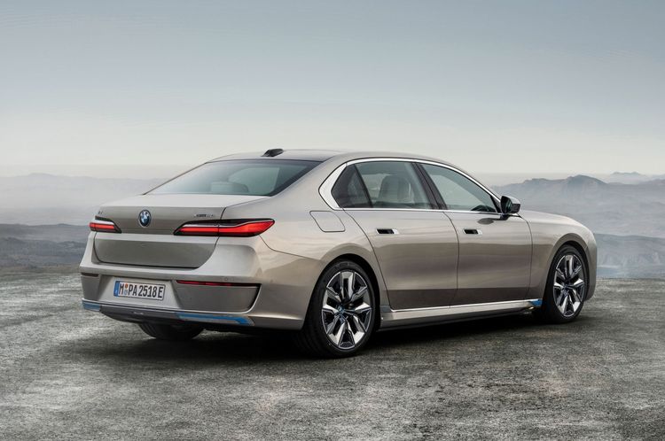 5391 mm的車長、厚實飽滿的車身肩線結合承襲經典的C柱Hofmeister Kink倒勾轉折、後座三角窗特殊圖騰與全車舒適隔音玻璃。業者提供