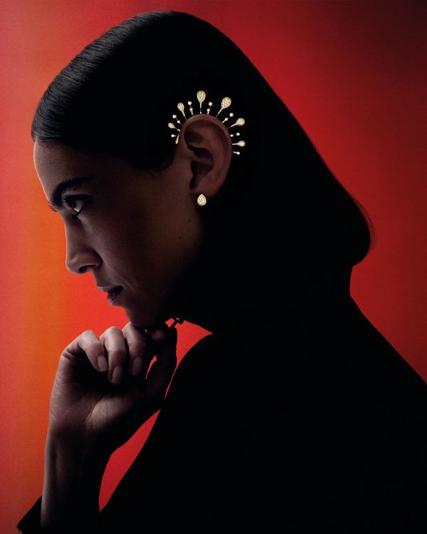 不對稱的設計，替Serpent Bohème Solarité系列耳環注入輕快且具有活力的璀璨節奏。品牌提供