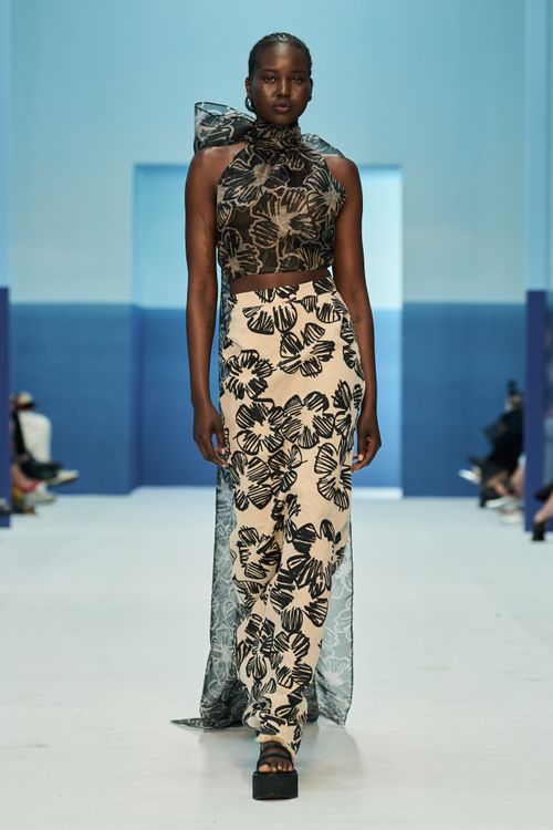 20世紀重要女性建築師艾琳格雷建築中溫潤的曲線造型，呈現在採用斜裁設計的南法鄉村藝術風格印花洋裝上。品牌提供