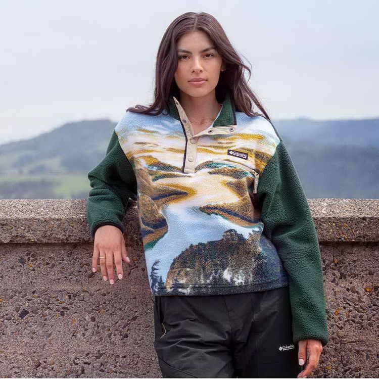 刷毛半開襟長袖上衣印上哥倫比亞的美景，2980元。品牌提供