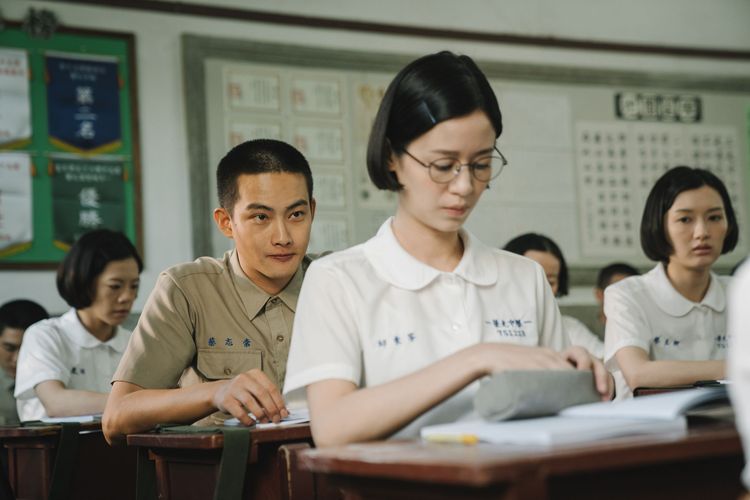 張庭瑚（左）在片中對同學袁子芸（前）產生愛慕情愫。甲上娛樂提供