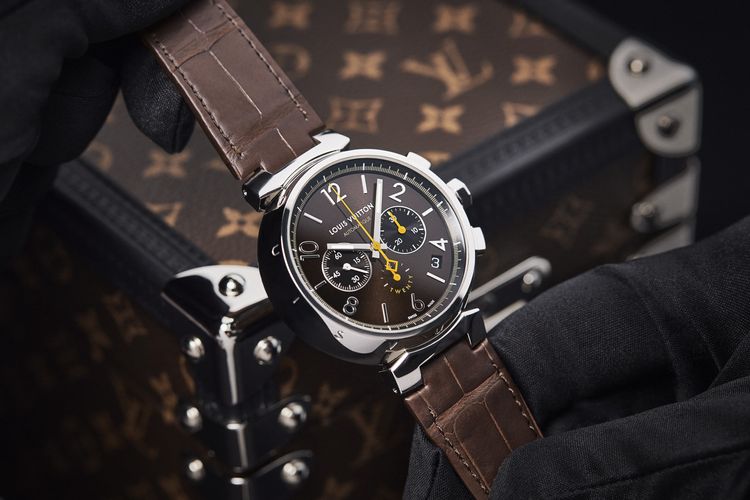 Tambour 20周年腕錶以Monogram帆布材質打造的錶盒，宛如1只小巧的行李箱。品牌提供